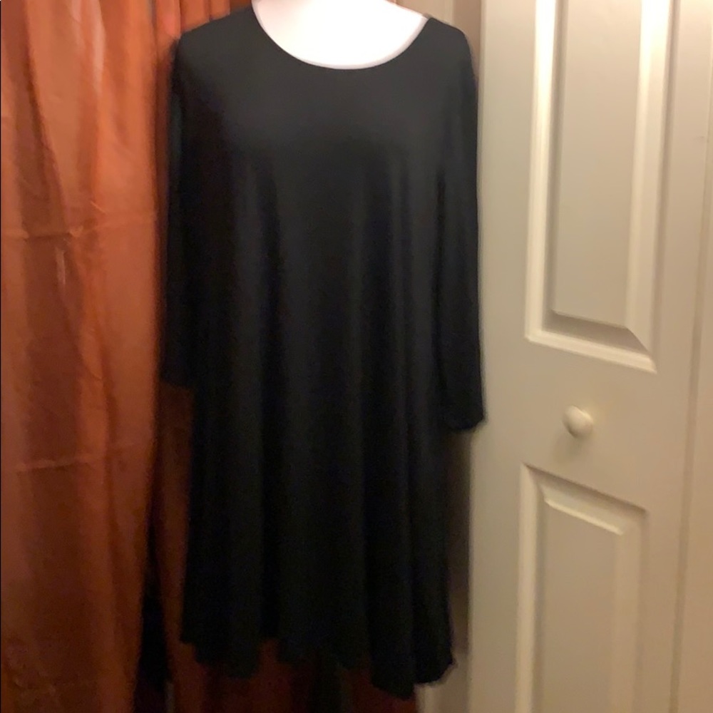 Long sleeve black dress with pockets.